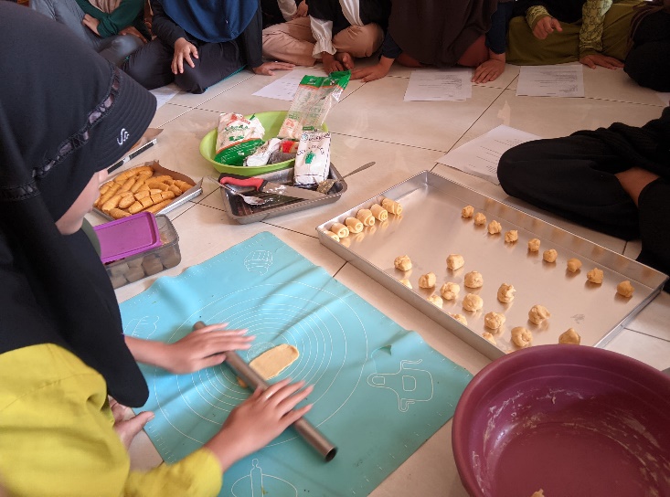 Pelatihan Membuat Bolen Menumbuhkan Kemandirian dan Jiwa Wirausaha Santriwati